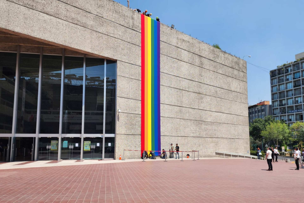 Bandera LGBTQ+ en el INFONAVIT