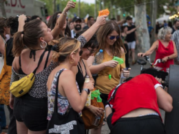 Manifestantes de Barcelona disparan con pistolas de agua a los turistas 14 | Casi Creativos Gentrificación manifestación en Barcelona