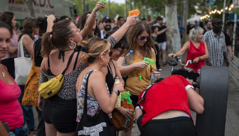 Manifestantes de Barcelona disparan con pistolas de agua a los turistas 5 | Casi Creativos Gentrificación manifestación en Barcelona