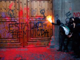 Iconoclasia: ¿Por qué las feministas rompen monumentos en las marchas del 8M? 12 | Casi Creativos Iconoclasia que es