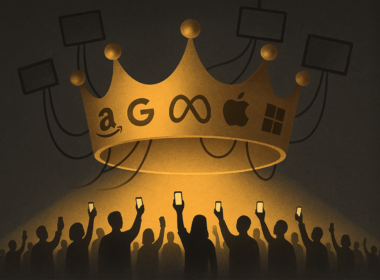 Tecnofeudalismo: el nuevo capitalismo de las generaciones modernas 3 | Casi Creativos Corona medieval formada por logos de Google, Amazon, Meta, Apple y Microsoft sobre una multitud con teléfonos, ilustración de tecnofeudalismo.