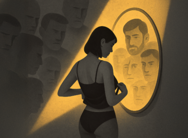 ¿Está la sensualidad femenina peleada con el feminismo? 1 | Casi Creativos Mujer frente a un espejo donde aparecen miradas masculinas, reflejando el peso del male gaze sobre la sensualidad.